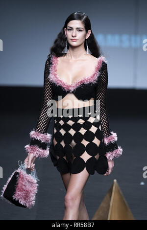 Modelle auf dem Laufsteg für die 'Stufen AW 19/20' zeigen während der 404 Studio fashion show am EGO Mercedes Benz Fashion Week in Madrid mit: Modell Wo: Madrid, Spanien Wann: 24 Jan 2019 Credit: Oscar Gonzalez/WENN.com Stockfoto