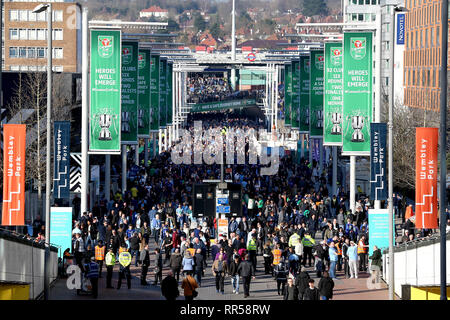 Eine allgemeine Ansicht von Fans im Wembley Stadium vor Beginn der Carabao Cup Finale im Wembley Stadion, London anreisen. Stockfoto