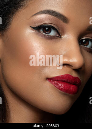 Junge schöne schwarze Frau mit Abend Make-up Stockfoto