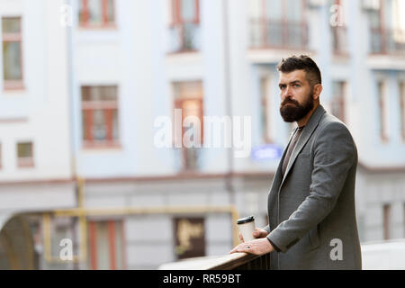 Man bärtige hipster Pappbecher Kaffee trinken. Noch ein Schluck Kaffee. Kaffeegenuss unterwegs. Geschäftsmann gepflegt aussehen genießen Sie Kaffee Pause aus Business Center. Entspannen und erholen Sie sich. Stockfoto