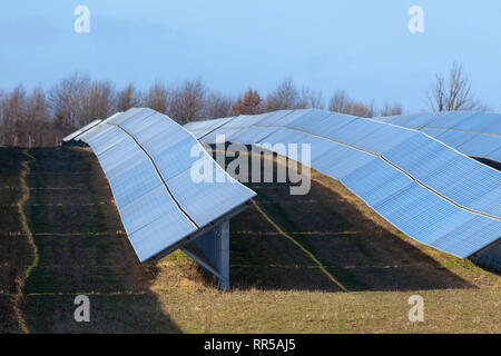 Solar Panels farm Photovoltaik-Module in einem großen Bereich für kommerzielle grüne Energie für die National Grid, Großbritannien installiert. Stockfoto