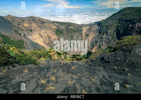 Eine von mehreren Krater des Vulkan Irazu, Costa Rica Stockfoto