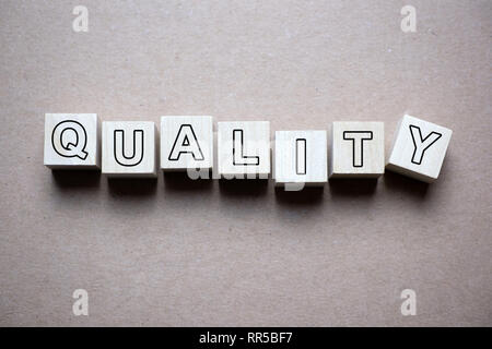 Qualität Wort auf Holz Baustein geschrieben Stockfoto