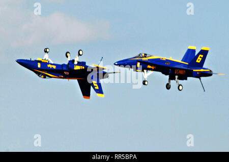 2 US NAVY BLUE WINKEL Flugzeuge eine Standard- und eine Invertiert Stockfoto