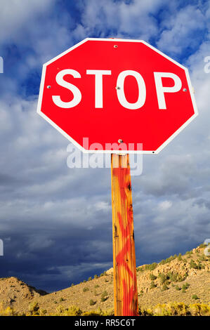 Verbotszeichen stop traffic sign bei bewölktem Himmel. Nevada Zustand. USA. Stockfoto