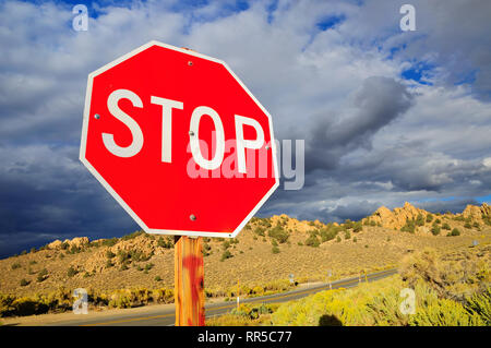 Verbotszeichen stop traffic sign bei bewölktem Himmel. Nevada Zustand. USA. Stockfoto