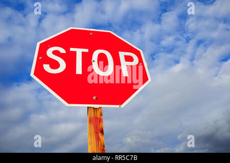 Verbotszeichen stop traffic sign bei bewölktem Himmel. Nevada Zustand. USA. Stockfoto