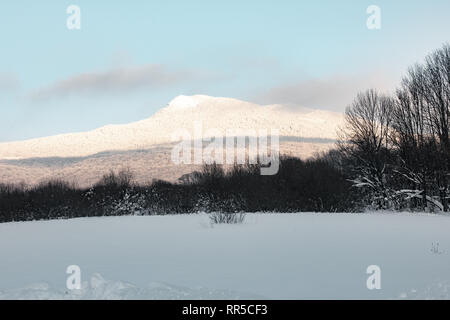 Bieszczady-gebirge. Ein Blick über Hnatowe Berdo Höhepunkt der Połonina Wetlińska. Winter verschneite Landschaft. Die schneebedeckten Gipfel. Stockfoto