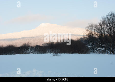 Bieszczady-gebirge. Ein Blick über Hnatowe Berdo Höhepunkt der Połonina Wetlińska. Winter verschneite Landschaft. Die schneebedeckten Gipfel. Stockfoto