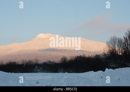 Bieszczady-gebirge. Ein Blick über Hnatowe Berdo Höhepunkt der Połonina Wetlińska. Winter verschneite Landschaft. Die schneebedeckten Gipfel. Stockfoto