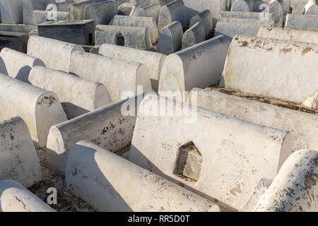 Weiß getünchtes Grabsteine, Jüdischer Friedhof, Fes, Marokko Stockfoto