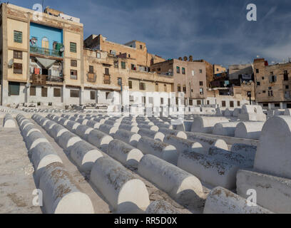 Weiß getünchtes Grabsteine, Jüdischer Friedhof, Fes, Marokko Stockfoto