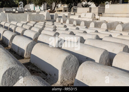 Weiß getünchtes Grabsteine, Jüdischer Friedhof, Fes, Marokko Stockfoto