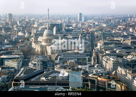 Stadtbild mit St. Paul's Cathedral in London (England) Stockfoto