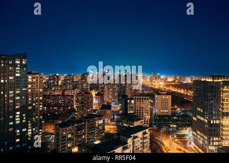 Am Abend erhöhte stadtübersicht von Peking mit Wohnbauten und Autobahn und Apartments Stockfoto