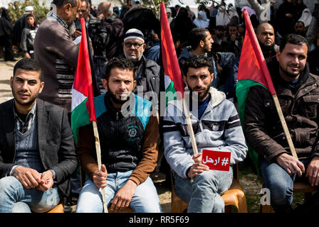 Männer gesehen, mit Flaggen während der Demonstration sitzt. Palästinenser beteiligen sie sich an einem Protest anspruchsvolle palästinensischen Präsidenten Mahmoud Abbas zu Step down, in Gaza Stadt. Stockfoto