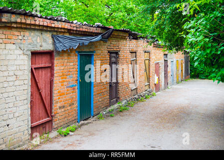Außenwand von verschlissenen Scheune Türen für die Lagerung. Stockfoto