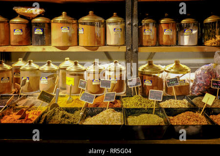 Israel, Tel Aviv, Lewinski Markt-, Gewürz- und Heilkräuter in der engen Straße Stockfoto