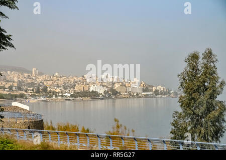 Stadtbild von Tiberias, Israel mit dem Ufer des Sees von Galiläa Stockfoto