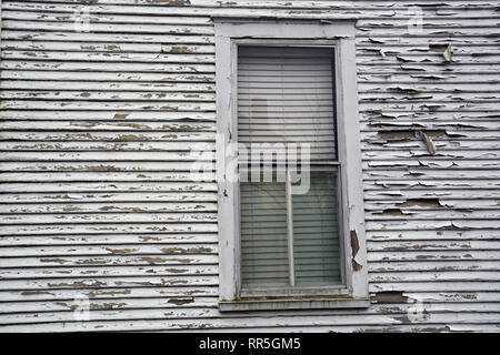 Farbe läuten auf dem Holz Abstellgleis eines alten Haus in North Carolina. Stockfoto