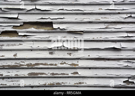 Farbe läuten auf dem Holz Abstellgleis eines alten Haus in North Carolina. Stockfoto