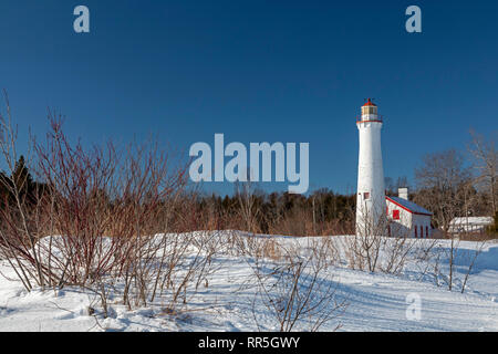 Harrisville, Michigan - Der Stör Point Lighthouse, im Jahre 1869 erbaut. Es warnt Seemänner der Stör Point Reef, das erstreckt sich eine Meile und eine Hälfte in Stockfoto