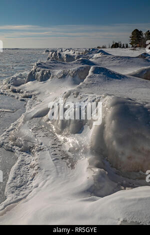 Harrisville, Michigan - Lake Huron im Winter bei Stör Point State Park. Stockfoto