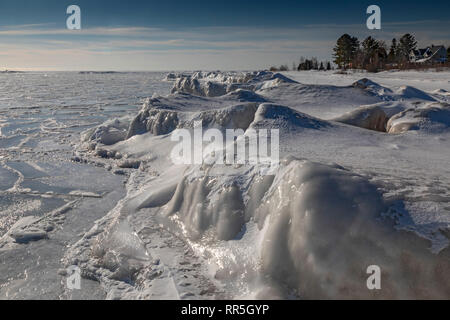 Harrisville, Michigan - Lake Huron im Winter bei Stör Point State Park. Stockfoto