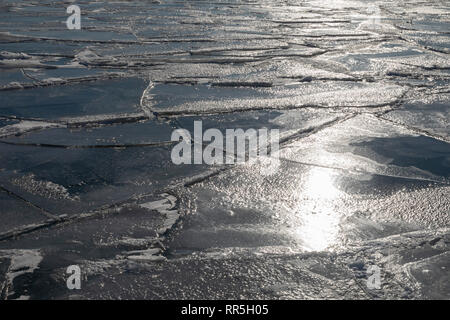 Harrisville, Michigan - gefrorenes Eis Blöcke auf Lake Huron im Winter an der Stör. Stockfoto
