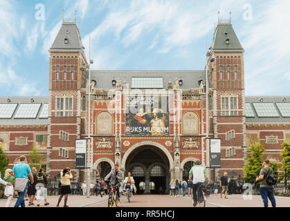 Rijksmuseum Fassade mit Touristen und Radfahrer auf hellen Sommertag in Amsterdam, Niederlande Stockfoto