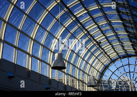 Modernes Glas gewölbtes Dach, Lampe, blauer Himmel Stockfoto