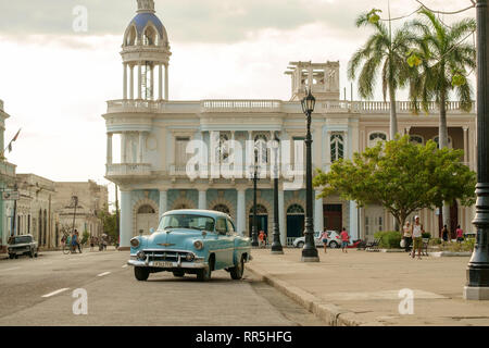 Classic blau Chevrolet in Cienfuegos, Kuba Stockfoto