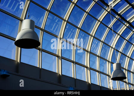 Modernes Glas gewölbtes Dach, Lampe, blauer Himmel Stockfoto