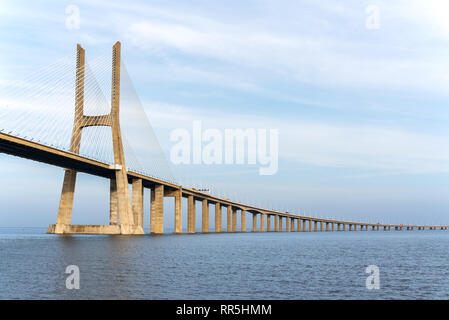 Vasco da Gama Brücke in Lissabon, Portugal. Stockfoto