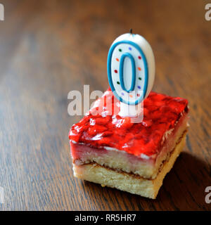 Geburtstag Kuchen mit Null geformte Kerze auf Holz- Hintergrund Stockfoto