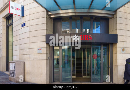 Die UBS (Union Bank Schweiz) board Schild über dem Eingang in einer Agentur in der Innenstadt von Genf, Schweiz Stockfoto