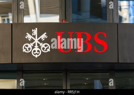 Die UBS (Union Bank Schweiz) board Schild über dem Eingang in einer Agentur in der Innenstadt von Genf, Schweiz Stockfoto