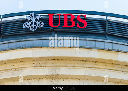 Schweiz; Genf; Februar 23, 2019: UBS-Schild auf dem Dach eines Gebäudes in einer Agentur in der Innenstadt von Genf Stockfoto