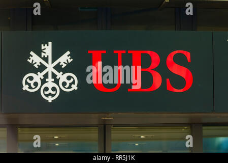 Die UBS (Union Bank Schweiz) board Schild über dem Eingang in einer Agentur in der Innenstadt von Genf, Schweiz Stockfoto