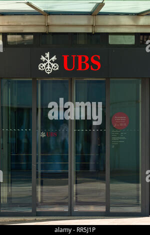 Die UBS (Union Bank Schweiz) board Schild über dem Eingang in einer Agentur in der Innenstadt von Genf, Schweiz Stockfoto