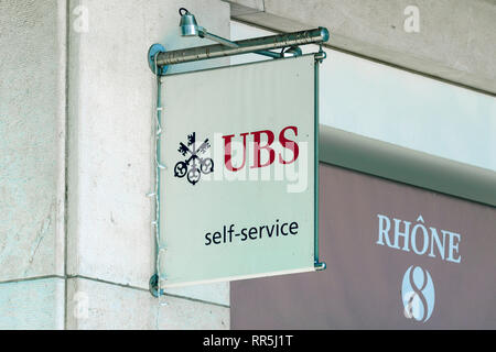 Die UBS (Union Bank Schweiz) Zeichen an der Wand ordentlich den Eingang in eine Agentur in der Innenstadt von Genf, Schweiz Stockfoto