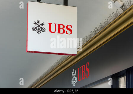 Die UBS (Union Bank Schweiz) Zeichen an der Wand ordentlich den Eingang in eine Agentur in der Innenstadt von Genf, Schweiz Stockfoto