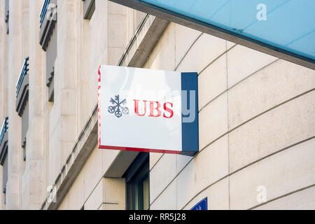 Die UBS (Union Bank Schweiz) Zeichen an der Wand ordentlich den Eingang in eine Agentur in der Innenstadt von Genf, Schweiz Stockfoto