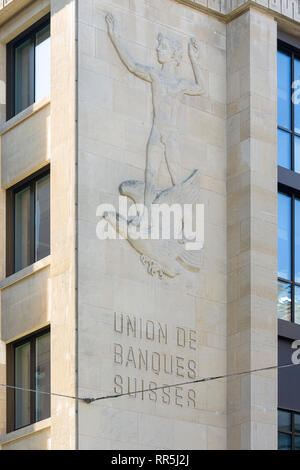 Genf/Schweiz - 23. Februar 2019: alte Skulptur, die die Union Banken Schweiz, UBS auf einem Gebäude in der Rue du Rhone Stockfoto