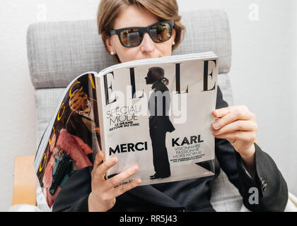 Paris, Frankreich, 23.Februar 2019: junge Frau liest Französische Elle Zeitschrift über Karl Lagerfeld Tod, ICONIC-Fashion Designer starb im Alter von 85 Stockfoto