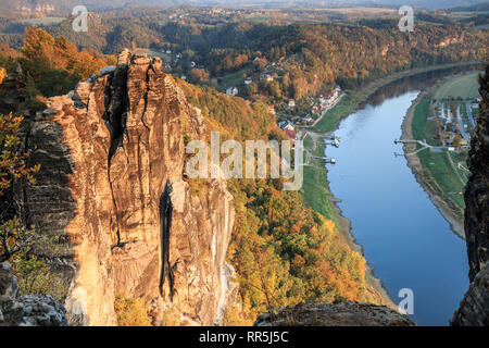 Nationalpark Sächsische Schweiz im Elbsandsteingebirge. Felsen und Bäume am Abend die Sonne im Herbst beleuchtet. In der Nähe von basteibrücke Stockfoto