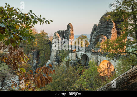 Basteibrücke in der Abendsonne im Nationalpark Sächsische Schweiz. Elbsandsteingebirge mit Bäumen im Herbst Farben und Felsformationen Stockfoto