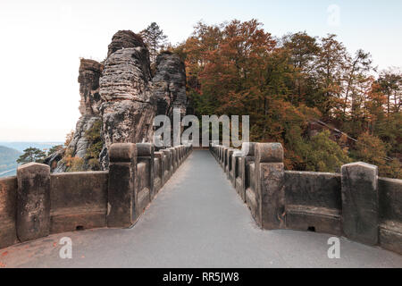 Fußweg auf der Basteibrücke im Nationalpark Sächsische Schweiz. Elbsandsteingebirge. Festung und dem historischen Mauerwerk mit Felsformationen Stockfoto