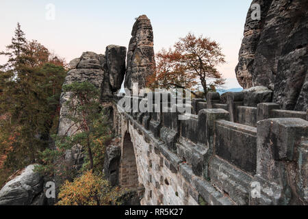 Seitenansicht der Basteibrücke in der Sächsischen Schweiz Nationalpark aus dem Elbsandsteingebirge. Felsformationen und Bäumen im Herbst. sichtbar Stockfoto