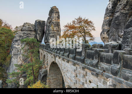 Seitenansicht der Basteibrücke mit Blick auf das Felsentor. Bäume und Felsen von Elbsandsteingebirge in der Sächsischen Schweiz Stockfoto